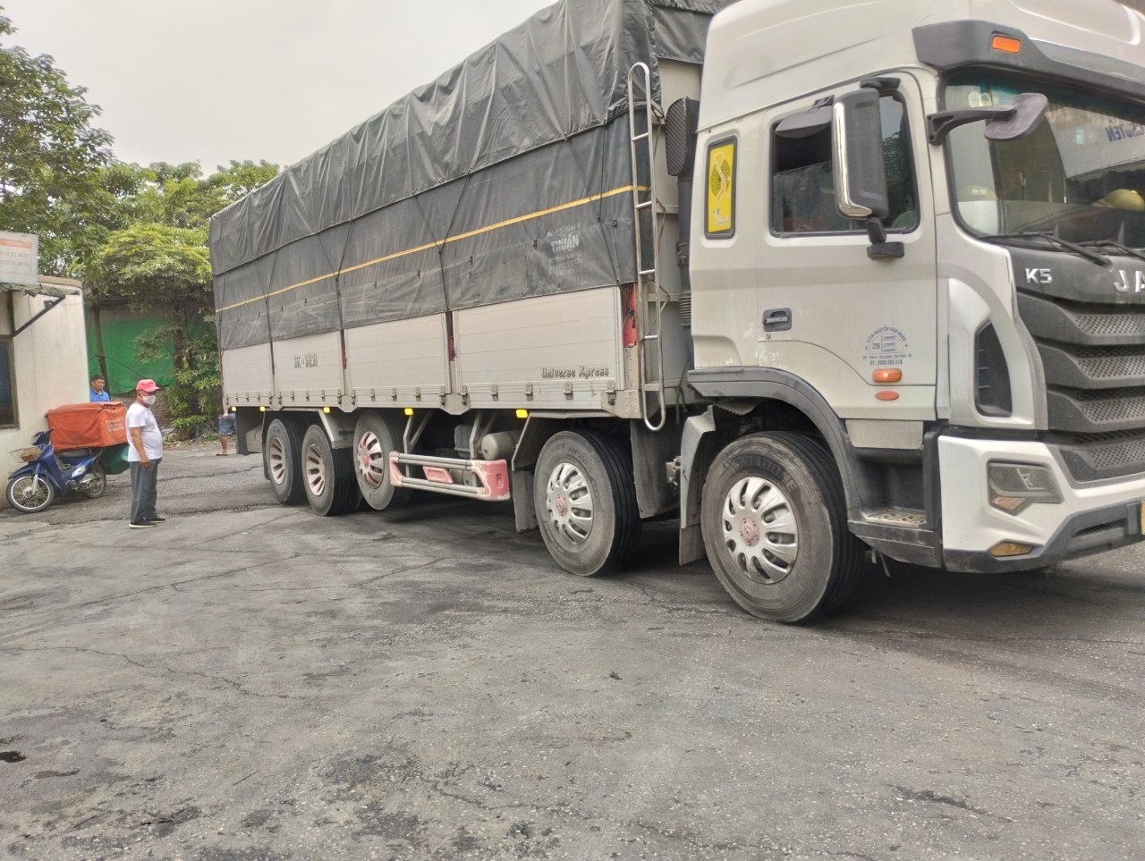 xe tải 15 tấn vận chuyển hàng Hà Nội đi HCM